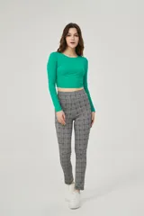 Calza larga negra con estampado de cuadros blancos.