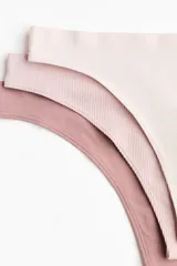 Pack de cinco bombachas tipo thong (colaless) sin costuras, con cintura estándar. Incluye colores negro, rosado, beige claro, blanco y rosado claro, siendo la última de tejido acanalado.