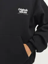 Hoodie negro de manga larga con capucha, confeccionado en tejido de algodón y poliéster. Presenta un diseño estampado en la espalda con tipografía estilo universitario y detalles gráficos en color blanco.