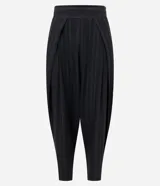 Pantalón de sastre de corte wide leg con diseño de rayas verticales, confeccionado en crepé color gris oscuro. Cuenta con tiro alto, pinzas profundas en el frente y detalle de tira ajustable con botón en el ruedo.