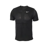Remera deportiva Nike de hombre, confeccionada con tecnología Dri-FIT para mayor transpirabilidad y gestión de la humedad. Presenta un diseño de cuello redondo, mangas cortas y tejido de malla técnica en la parte superior del pecho y espalda, con el logo de la marca estampado en el frente.