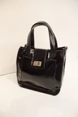 Cartera mini bag negra charolada con doble asa corta y correa larga desmontable. Interior forrado con llavero.