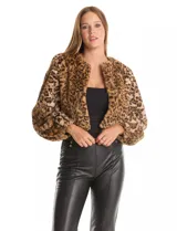 Chaqueta crop de piel sintética, marca Joseph A., con diseño de textura acanalada, manga larga y abertura frontal.