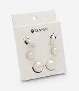 Kit de caravanas femeninas de metal que incluye tres modelos con diseño bold y moderno: dos pares de aretes esféricos de distinto tamaño y un ear cuff de encastre. Cuentan con superficie lisa y acabado pulido.