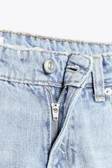 Pantalón de jean negro de corte recto y tiro bajo, con trabillas y cinco bolsillos.