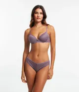 Bombacha tipo bikini de encaje lila con diseño floral, con cintura elástica y un pequeño moño decorativo con aplique en el centro.