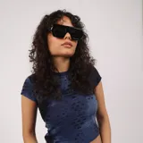 Lentes de sol con armazón de acetato negro de diseño geométrico y estilo envolvente, con cristales oscuros con protección UV400.