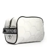 Necessaire Tiffosi con diseño acolchado que simula la textura de una pelota de fútbol. Presenta un color blanco con detalles en negro, cierre superior y una correa lateral con el logo de la marca.