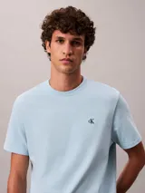 Remera de manga corta Calvin Klein color celeste, con cuello redondo y el monograma CK bordado en contraste en el pecho.