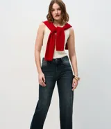 Pantalón de jean Marfinno de corte recto y cintura alta, confeccionado en algodón. Presenta un diseño con pretina con presillas, cierre tradicional con botón y cremallera, bolsillos funcionales y un distintivo ruedo con vuelta fija en tono contrastante.