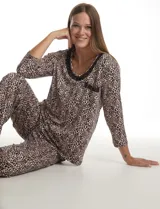 Conjunto de pijama estampado con diseño animal print, compuesto por una remera de manga larga con escote redondo y bolsillo frontal, ambos con detalles de apliques de encaje, y un pantalón con cintura elástica.