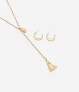 Conjunto de bisutería compuesto por un collar tipo corbata con cadena fina y dijes en forma de flor, y un par de aros de argollas dobles. Todo el set presenta un acabado en tono dorado.