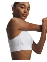 Top deportivo Under Armour modelo Infinity Mid 2.0, color blanco, de sujeción media, con tirantes ajustables y paneles laterales de malla.