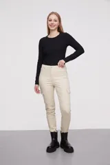 Pantalon tipo cargo de jean en color natural, con bolsillos laterales con solapa y cierre frontal con botón y cremallera.