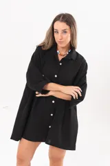 Vestido camisero corto negro, con escote en V, cuello clásico, mangas tres cuartos regulables y detalle de pez bordado a mano en la espalda.