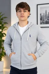 Campera con capucha de punto color gris claro, de corte clásico con cierre frontal entero, bolsillos tipo canguro y cordones de ajuste blancos. Presenta un pequeño bordado oscuro en el pecho.