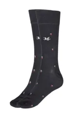 Medias largas de color gris oscuro con diseño estampado de pequeños triángulos en tonos blancos y rojos.