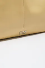 Bolso shopper maxi color beige, con doble asa fina para hombro y diseño amplio.