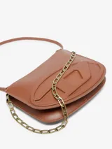 Cartera bandolera de cuero vacuno en color marrón, con diseño de doble compartimento, cierre superior, logo Oval D en relieve y correa de hombro ajustable y desmontable.