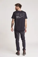 Remera blanca de manga corta con cuello redondo y un pequeño estampado azul en el pecho.
