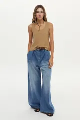 Jean wide leg azul de tiro medio, confeccionado en algodón, con pinzas en el frente y detalle de bordado debajo del bolsillo trasero.