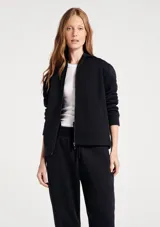 Campera con capucha y cierre frontal completo, de diseño liso y corte estándar, con bolsillos laterales.