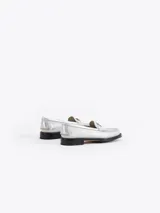 Mocasín de cuero vacuno con efecto gastado en tonos grises y negros. Presenta un aplique metálico con el logo Fire en la vincha y suela grabada con el nombre de la colaboración.