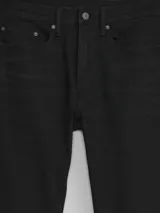 Jean de corte skinny en color negro lavado, confeccionado en tejido Softmax que ofrece mayor flexibilidad y comodidad. Presenta un diseño clásico de cinco bolsillos con cierre de botón y cremallera.