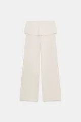 Pantalón de algodón compacto color beige, de tiro alto con cintura elástica y detalle de fajín y cordones.