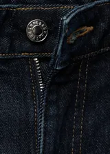 Jeans de tiro medio con diseño flare y bajo deshilachado, confeccionados en tejido elástico de algodón estilo denim. Presentan cinco bolsillos, trabillas y cierre delantero con cremallera y botón.