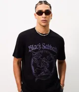 Remera de algodón color negro con estampado frontal de Black Sabbath en tonos violetas, de manga corta y cuello redondo.