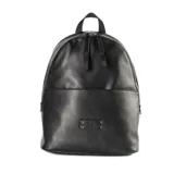 Mochila negra de símil cuero graneado, con acceso superior con cierre, bolsillo frontal con cierre, dos bolsillos internos abiertos y un bolsillo interno con cierre. Tiene correa regulable y herrajes plateados.