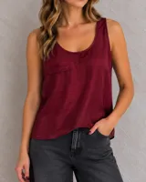 Pantalón de gabardina color verde, de corte recto y tiro alto, con bolsillos delanteros y traseros, presillas para cinto y cierre frontal con botón y cremallera.