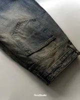 Pantalón de jean celeste de corte amplio y estilo baggy.