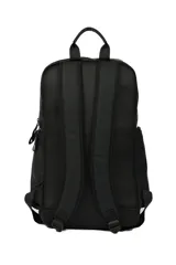 Mochila urbana de diseño minimalista en color negro, confeccionada en poliuretano. Cuenta con un compartimento principal amplio, un bolsillo frontal grande con cierre y un diseño ergonómico con correas ajustables.