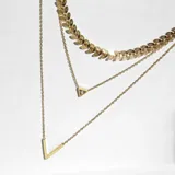 Choker dorado con forma de espiga labrada, confeccionado en acero con baño de oro de 18k.