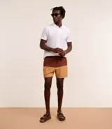 Short de baño de microfibra, de diseño bicolor en tonos marrón y tostado, con cintura elástica, cordón ajustable y bolsillos.