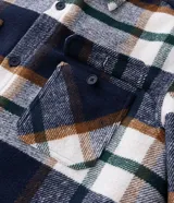 Campera de franela a cuadros con forro interno de sherpa, cuello tipo polo, cierre frontal con botones y bolsillos frontales con solapa.