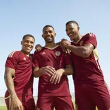 Camiseta de fútbol Adidas de la selección de Venezuela, modelo local para la temporada 2024. Diseño en color vinotinto con detalles dorados en el cuello en V, hombros y laterales. Cuenta con tecnología AEROREADY y está confeccionada en poliéster reciclado.