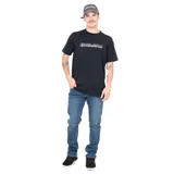 Remera negra de manga corta con logo de Volcom estampado en el pecho.