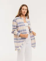 Camisa oversize con cuello mao, puño grueso y frunces en la espalda. Diseño a rayas horizontales azules y beige.
