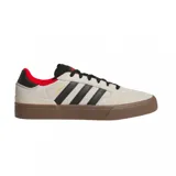 Championes de skate Adidas modelo Busenitz Vulc II, con diseño en color crema, detalles en negro y suela de goma color marrón. Presenta el logo de la marca en los laterales y cuello acolchado en color rojo.