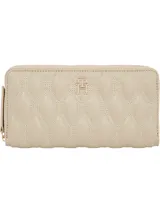 Billetera Tommy Hilfiger color beige con diseño acolchado a rombos y logo TH metálico en el frente. Cierre con cremallera y forro interior de poliéster.