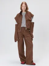 Campera de denim a rayas verticales con cuello de pana en color bordó. Presenta cierre frontal, mangas desmontables con cierre en los hombros, canesú en el pecho y bolsillos de parche cuadrados.