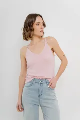 Top de punto con acabado brillante, de calce ajustado, con escote en V y breteles finos.