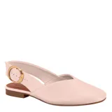 Zapatos planos de cuero color rosado pastel, estilo slingback con tira trasera ajustable mediante una hebilla metálica dorada grande y punta redonda.