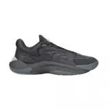 Championes Lacoste modelo Aceline, de diseño moderno y deportivo en color negro. Presentan una silueta aerodinámica con detalles ondulados en los laterales, suela de goma en tono gris oscuro y el logo del cocodrilo grabado en el lateral.