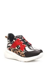 Zapatillas deportivas de cuero color marrón con detalles en animal print y cordones.