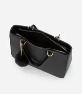 Bolso satchel negro con correa de mano fija y correa bandolera desmontable. Incluye llavero de pompón.