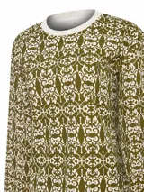 Buzo de cuello redondo y manga larga, confeccionado en algodón orgánico verde militar con estampado geométrico y floral en contraste blanco. Presenta acabados acanalados en tono gris claro en cuello, puños y ruedo.